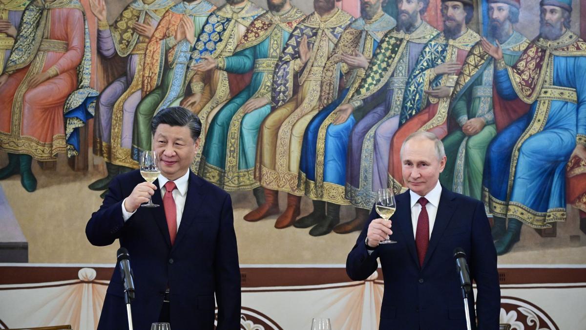 Limbajul trupului: Xi, mai relaxat decât Putin la prima întâlnire de la Moscova 