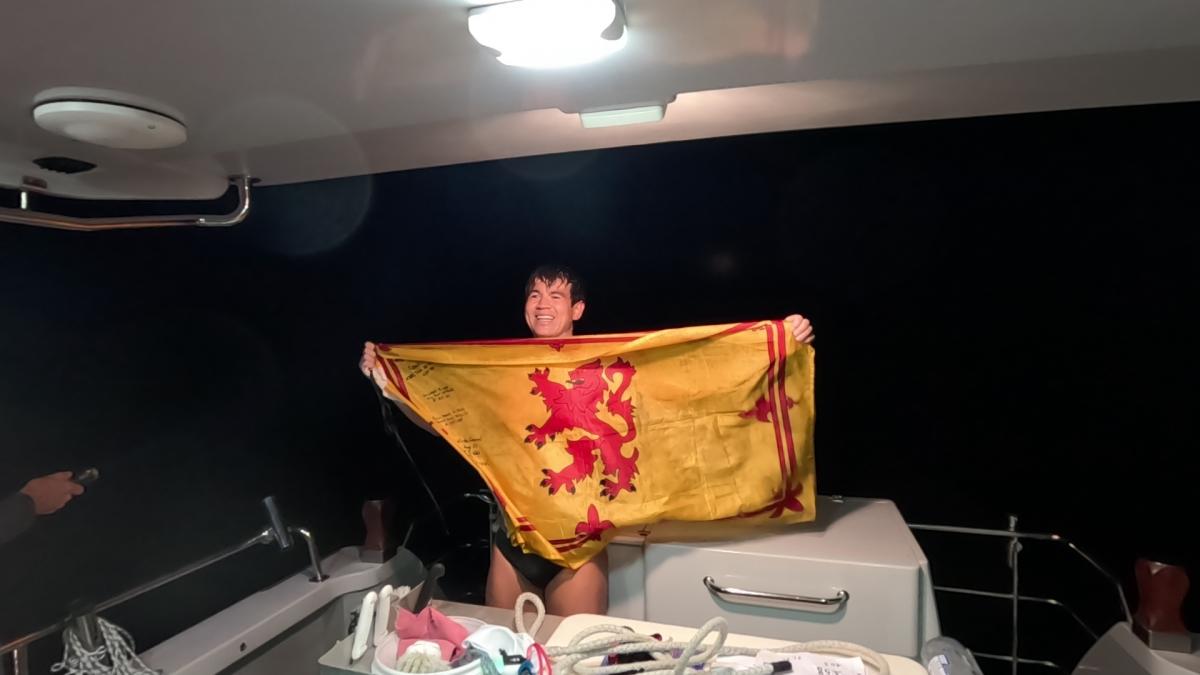 Record mondial: un scoțian a înotat în apele pline cu rechini dintre insulele Noii Zeelande