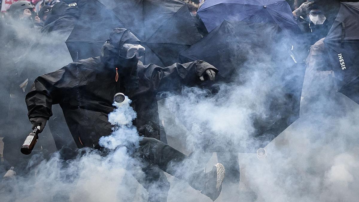 Peste 170 de protestatari violenţi, reţinuţi în Franţa. Manifestanții au atacat forțele de ordine