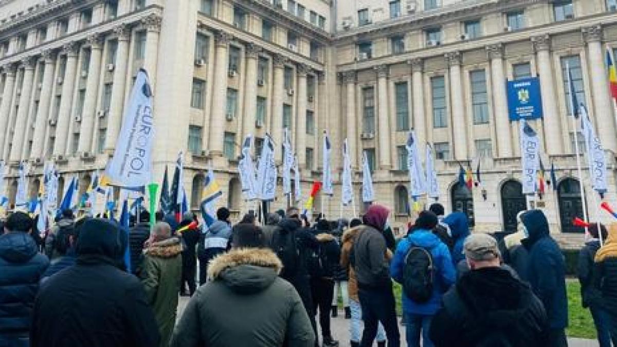 Polițiștii protestează în faţa Guvernului și sediilor instituţiilor publice din marile orașe