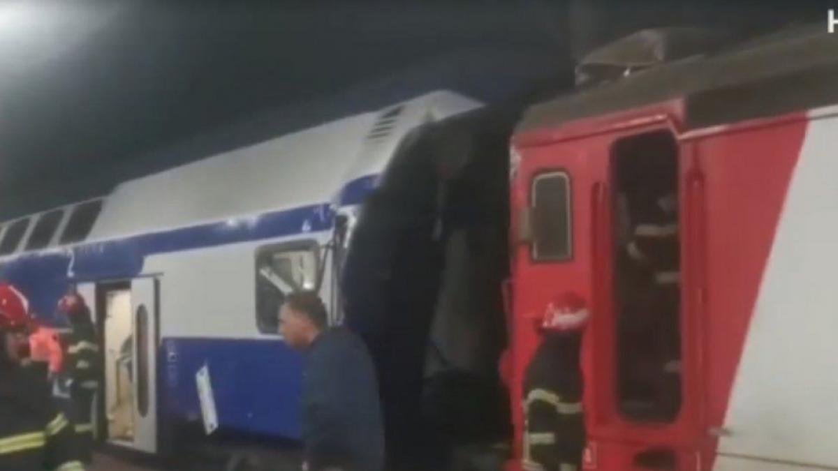 Update: O persoană a murit în urma accidentului feroviar din Galați. O locomotivă a lovit un vagon în care se aflau călători