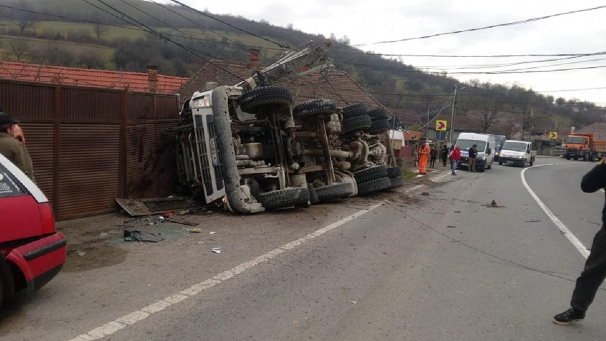 Camion răsturnat pe o șosea din Vrancea. Circulația este oprită 