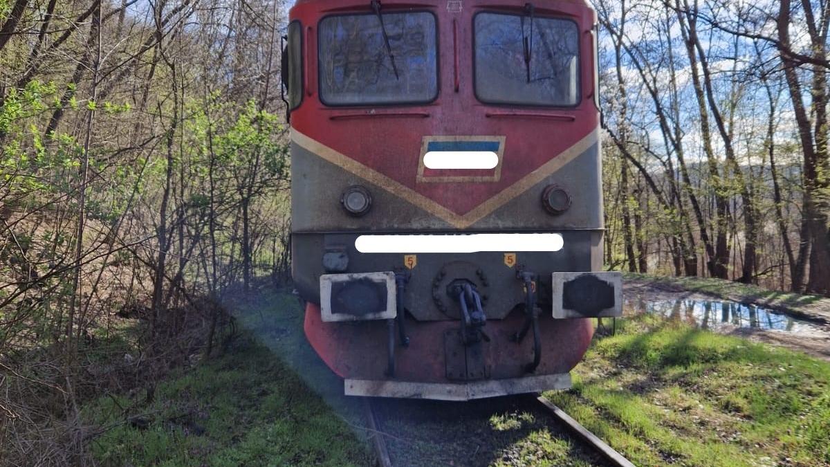 Locomotiva unui tren de marfă încărcat cu cărbune a deraiat în Vâlcea. Traficul feroviar este blocat 