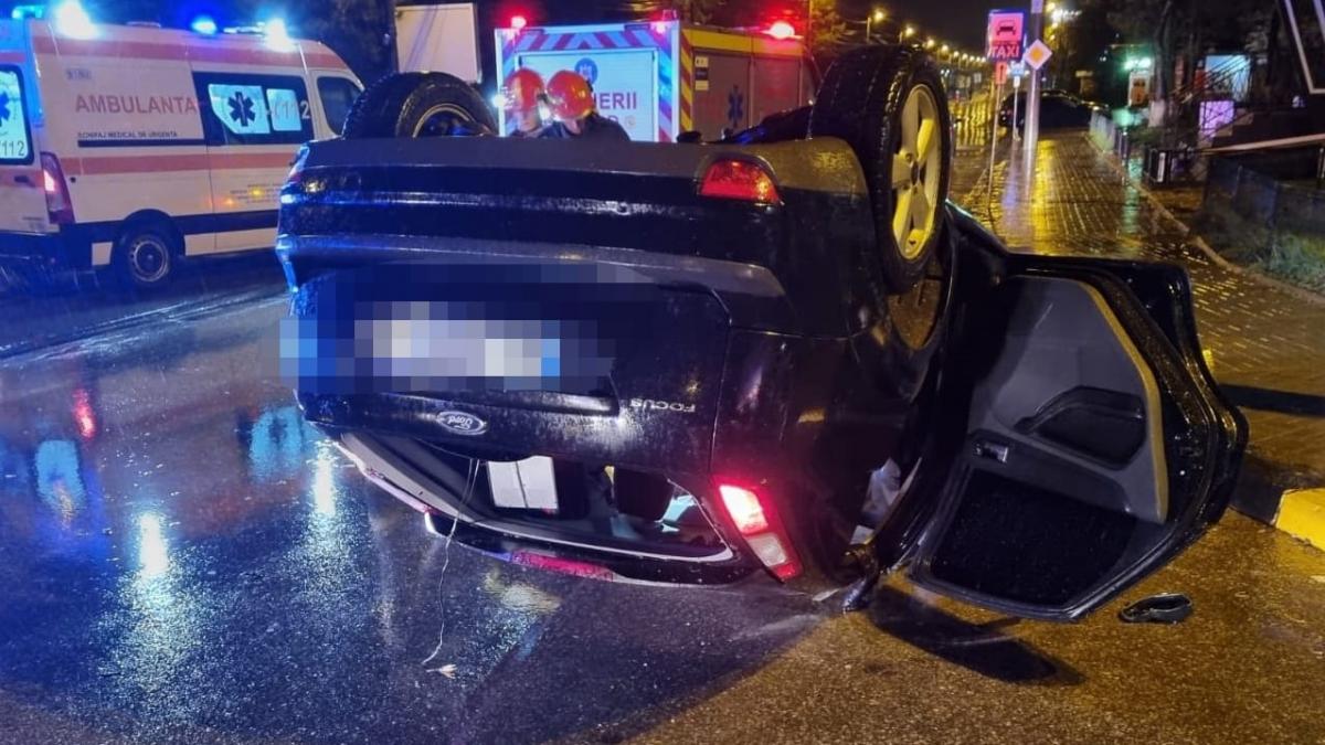 Doi tineri au ajuns la spital după ce s-au răsturnat cu mașina în Botoșani