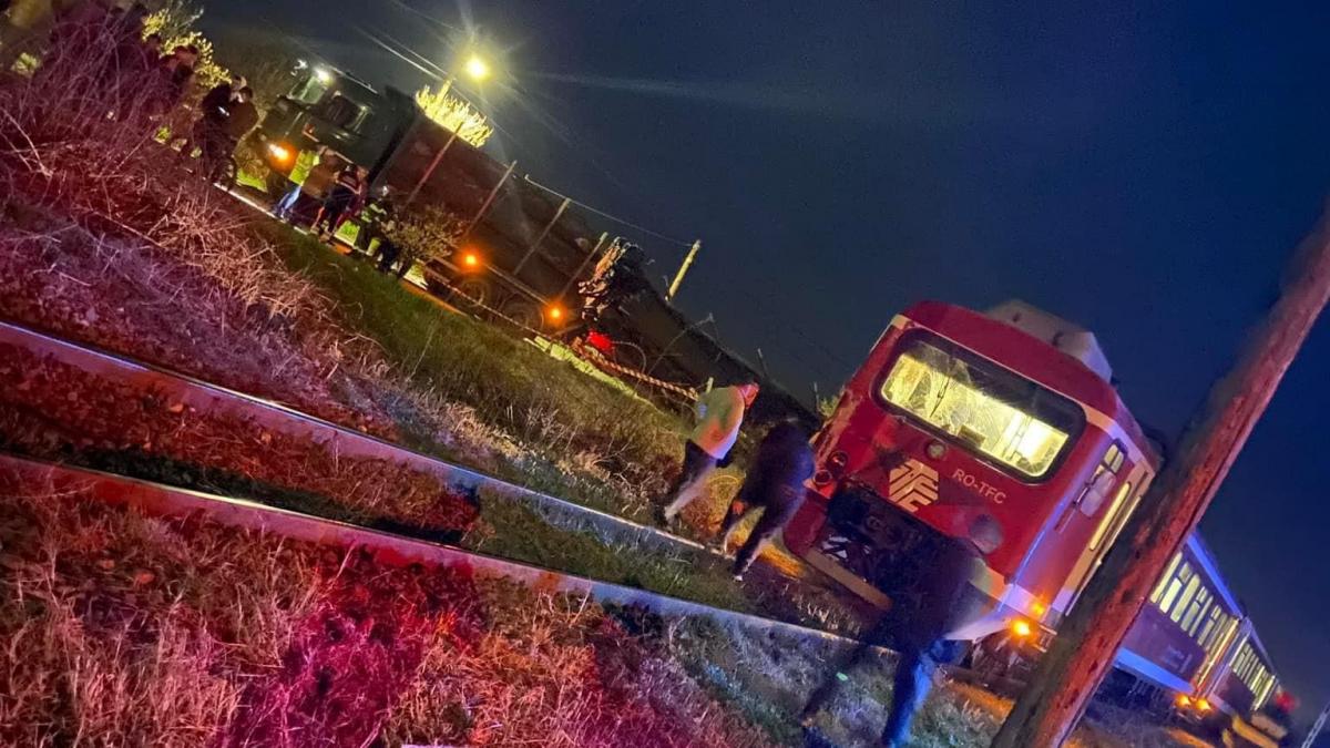 Accident feroviar grav în Prahova: au fost implicate un tren cu 50 de pasageri și un camion 