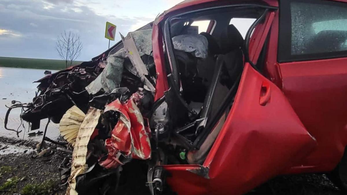 Accident teribil pe DN 7, între localitățile Pecica și Nădlac. O mașină a fost spulberată de un TIR. Un bărbat a murit