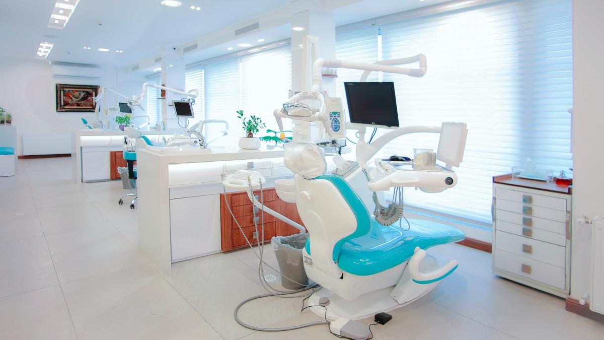 Alegerea unei clinici stomatologice: Sfaturi și trucuri pentru a obține cel mai bun tratament dentar