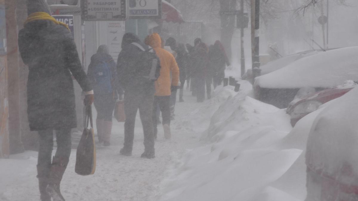 Avertizare meteo: Ninsori, viscol și polei în jumătate de țară până vineri la prânz