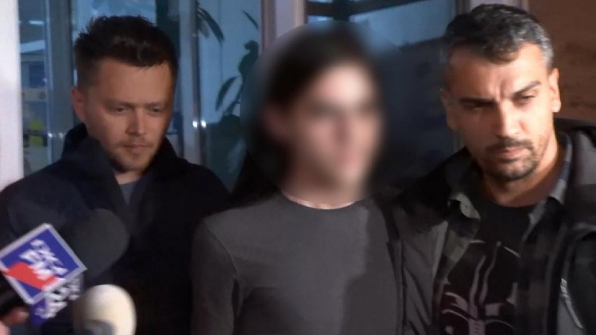 Mesajul elevului de 16 ani care a atacat o profesoară cu un cuțit. Ce le-a scris colegilor pe grupul de WhatsApp