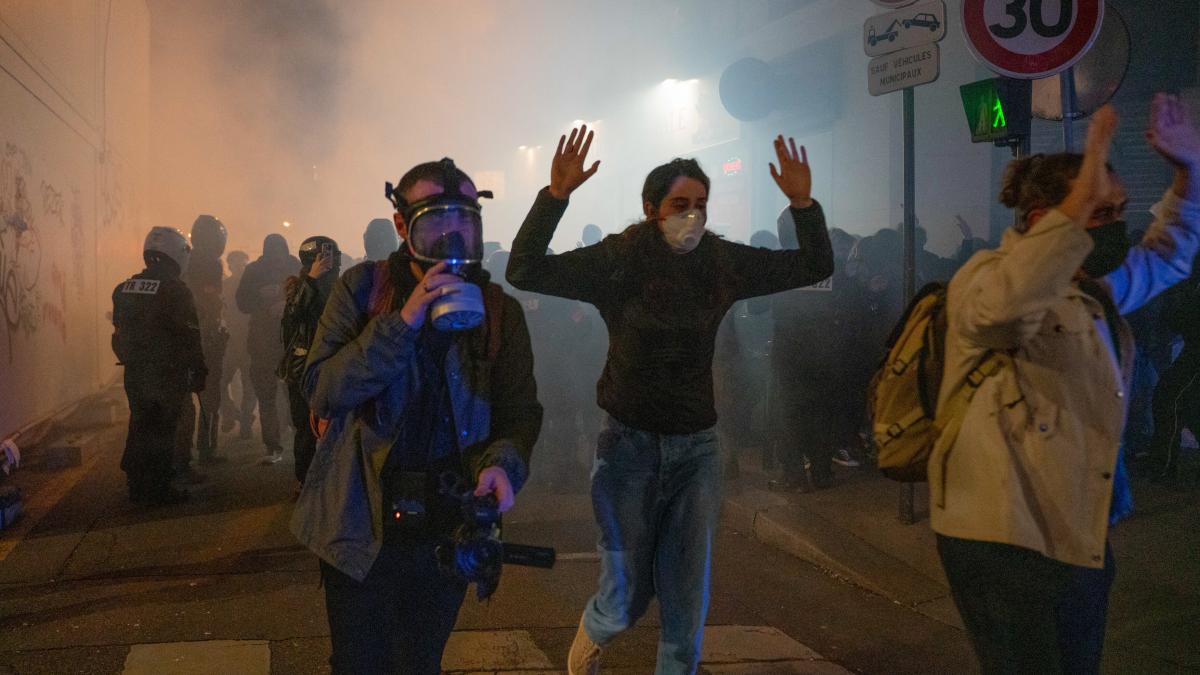 Violențe la protestele din Franța: Peste 150 de agenţi ai forţelor de ordine au fost răniţi 