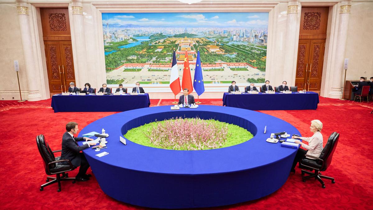 Emmanuel Macron, la ceai cu Xi Jinping: o primire neobişnuit de generoasă  