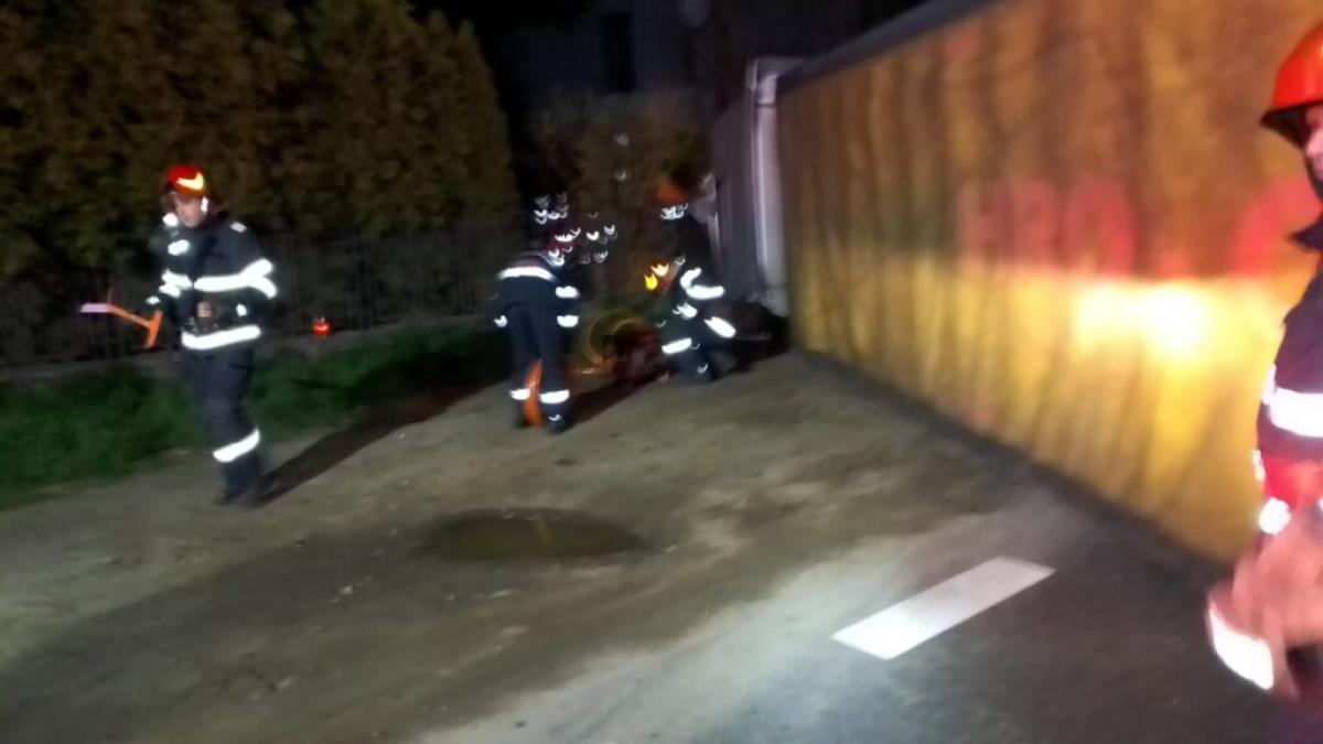 Șofer bulgar mort pe Valea Oltului, după ce a intrat cu tirul într-un cap de pod