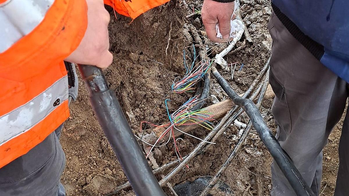 Doreii în acțiune! Angajaţii unei primării au secționat cablurile de semnalizare feroviară 