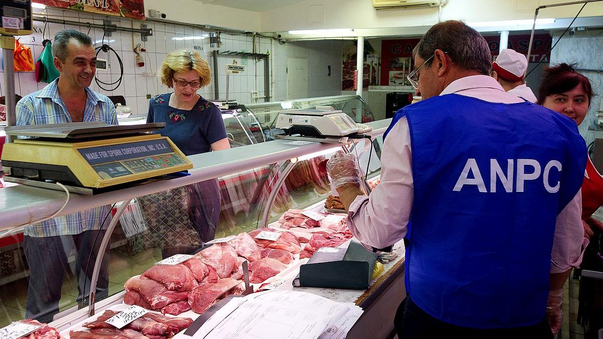 ANPC a găsit mâncare stricată, vitrine cu mucegai și mizerie în Hala Veche Obor