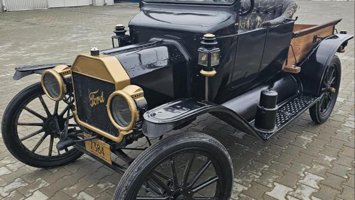 O mașină foarte rară de colecție, fabricată în anul 1914, adusă la RAR. „Ocazia de a putea vedea o mașină veche de peste 100 de ani și de a-i auzi sunetul motorului este o onoare pe care puțini o au”