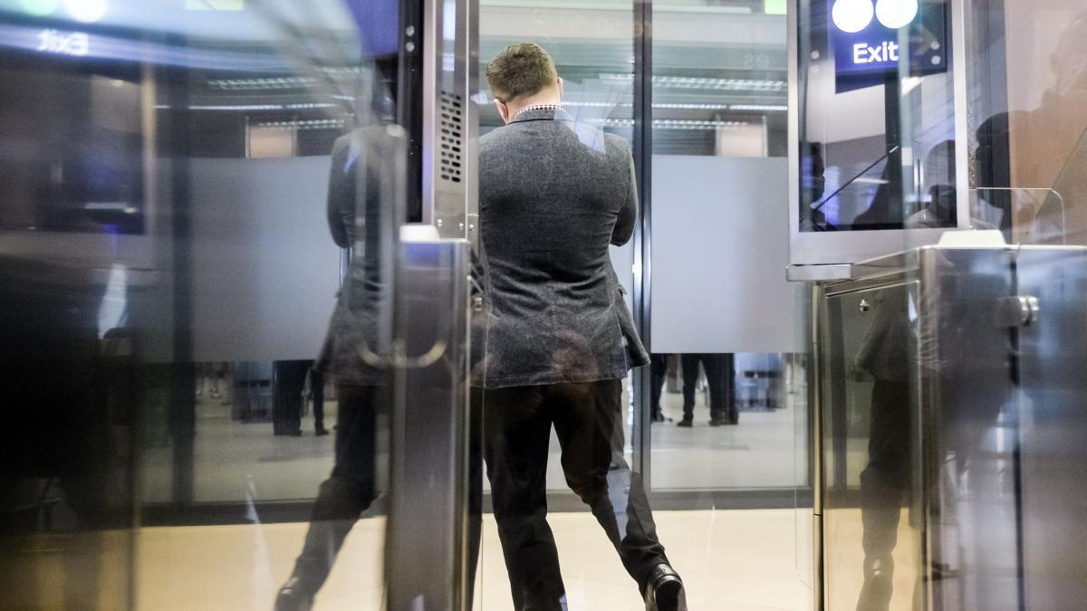 Misterul mitei record de la aeroportul Otopeni: un mall de 10.000 de metri pătraţi