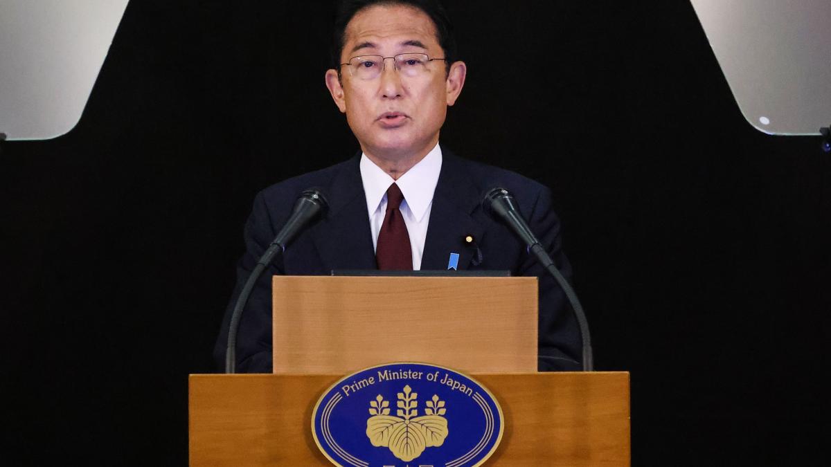 Panică în Japonia: Premierul Fumio Kishida, pus la pamânt și evacuat după ce s-a auzit o explozie 