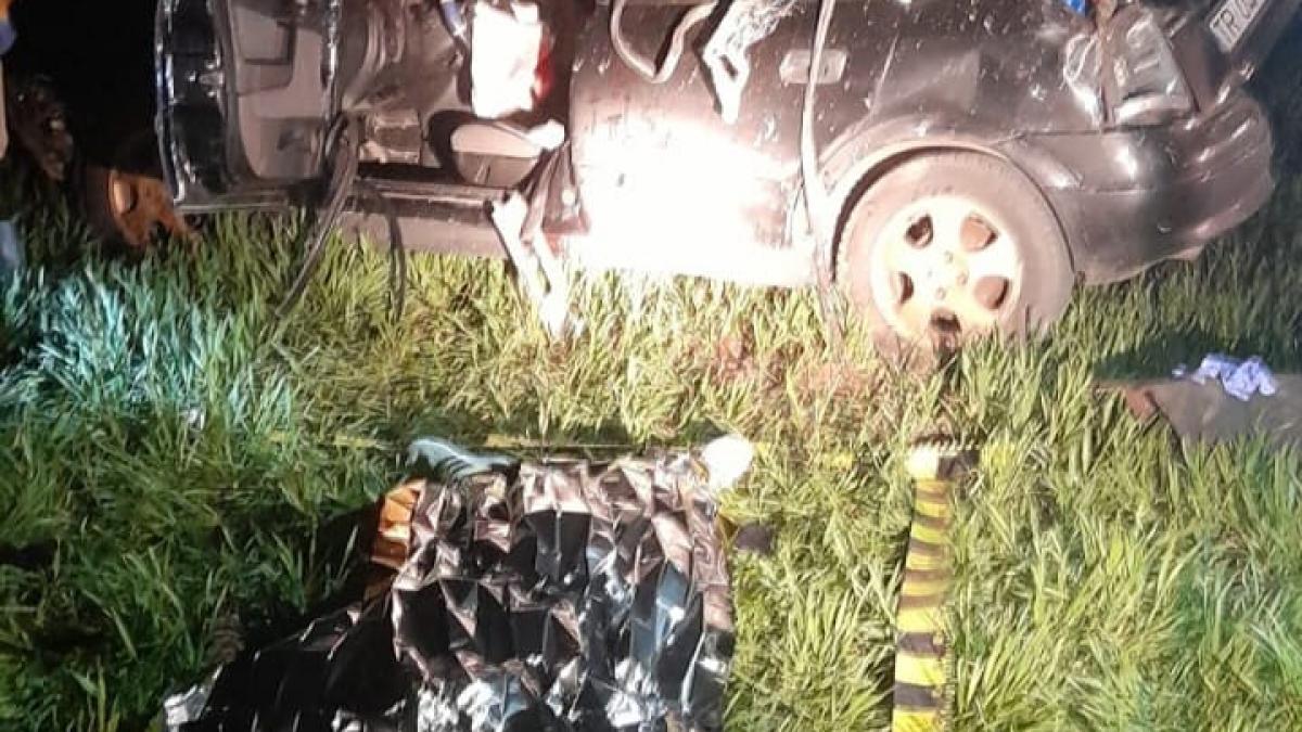 Un tânăr de 18 ani a murit în noaptea de Înviere, strivit în mașina pe care o conducea, izbită de un tractor