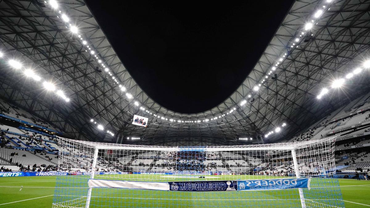 Suporterii unei echipe franceze de fotbal s-au dezbrăcat pentru a o ajuta să câștige