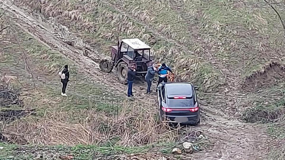 Un bucureștean cu Porsche a fost „păcălit” de Waze și s-a împotmolit în noroi pe un drum din Buzău. A fost nevoie de intervenția unui tractor