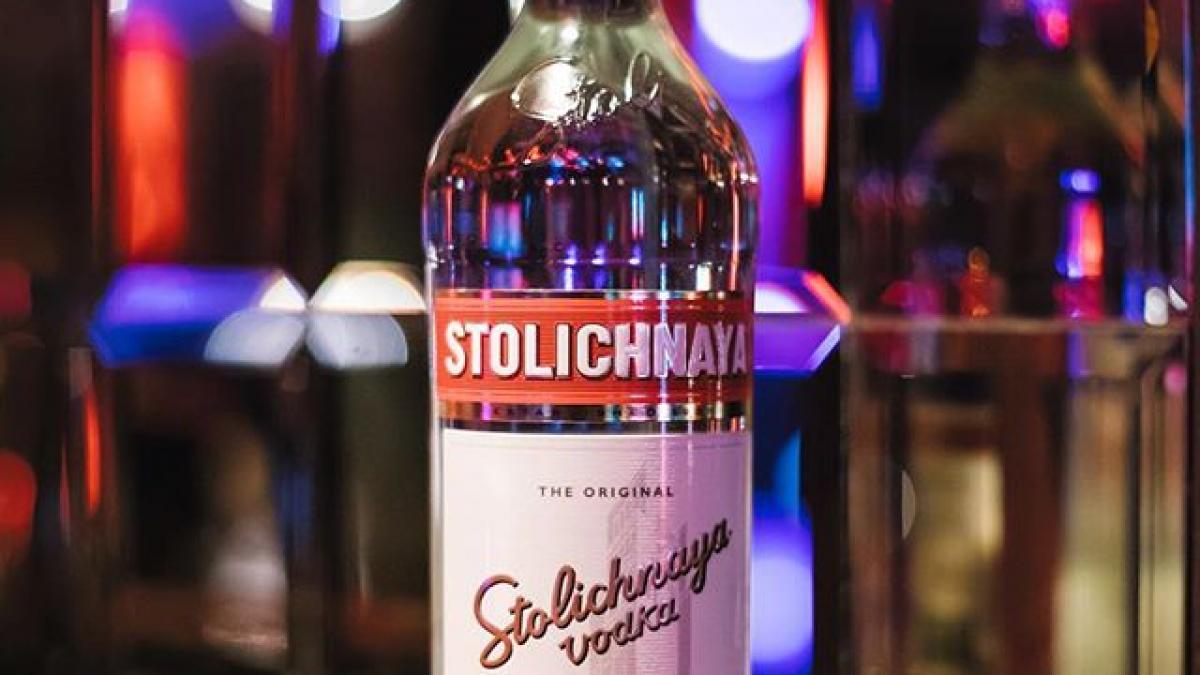 Un mare producător de alcool suspendă exporturile de vodcă în Rusia