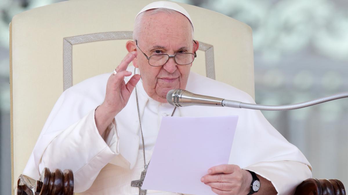Papa Francisc a primit un tricou semnat de Lisandro Martinez de la Man United