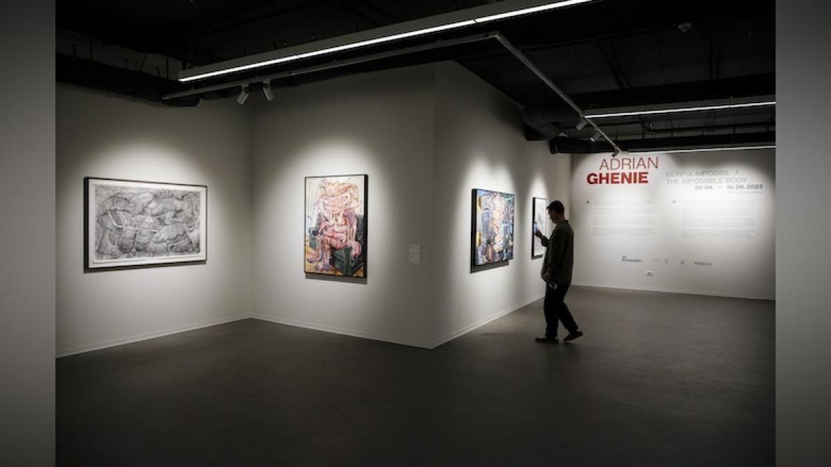 Adrian Ghenie a deschis ieri la Timișoara expoziția personală  “Corpul imposibil”. Peste 400 de persoane au fost prezente la deschidere