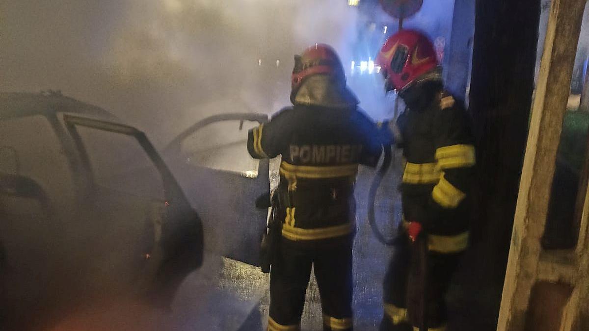 O mașină a luat foc și a ars ca o torță, pe o stradă din Tulcea