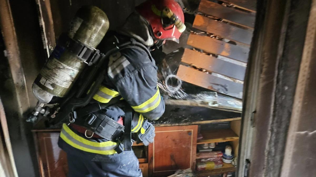 Incendiu violent la Vaslui: pompierii au găsit un bărbat de 50 de ani, căzut și confuz, cu părut ars 