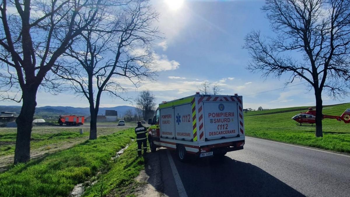 Video: A murit la 23 de ani după ce a sărit cu mașina într-un copac de pe marginea drumului 