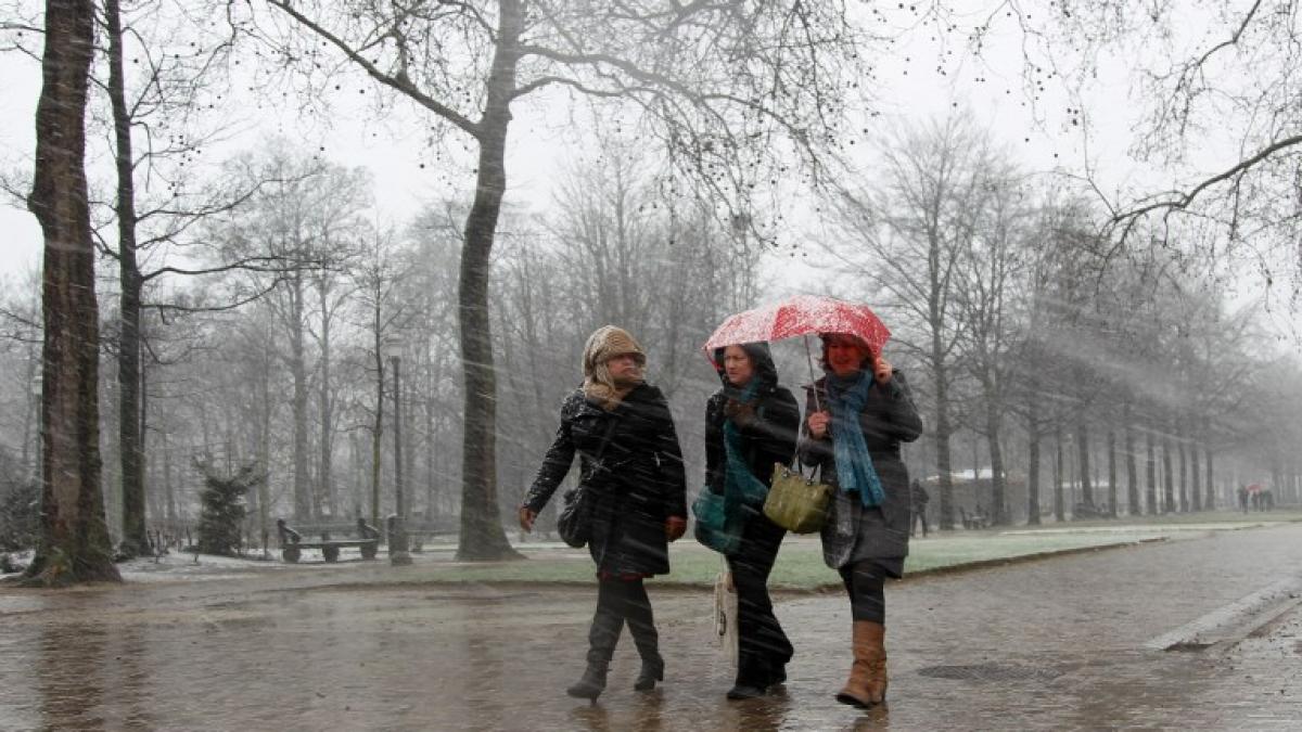Un val de aer polar se abate peste România. Climatologii nu exclud nici apariția tornadelor