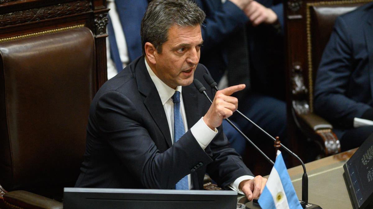 Aproape 500 de pesos pentru un dolar. Argentina încearcă să contracareze alunecarea