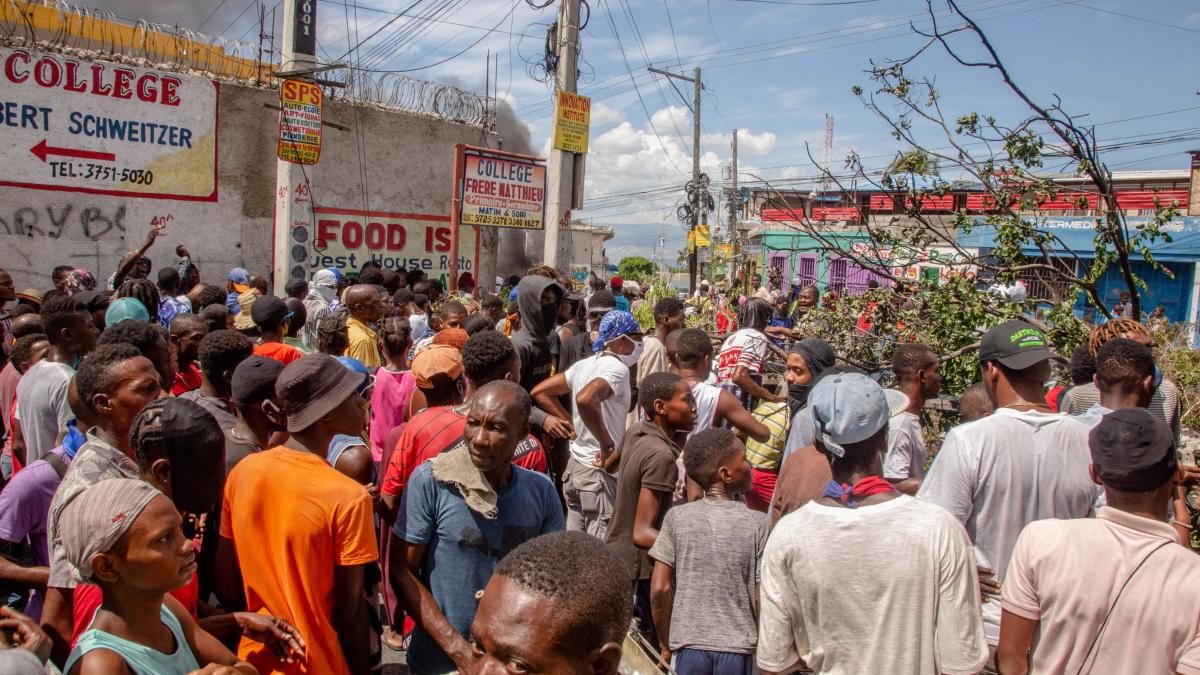 Cruzime fără margini: Cel puțin 12 presupuși criminali, bătuți până la moarte și arși în Haiti