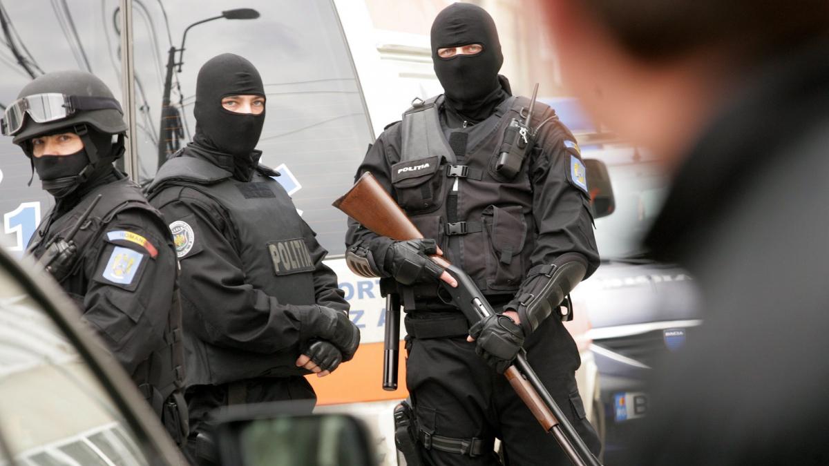 VIDEO: Descinderi de amploare în Dâmbovița. Sute de comisari și polițiști verifică activităţi ilegale în domeniul deşeurilor