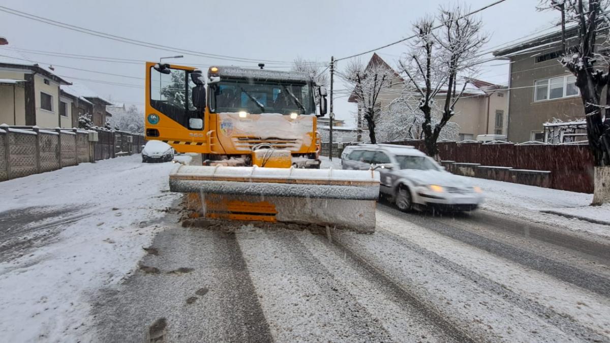 Drumarii intervin cu utilaje de deszăpezire în Harghita și Maramureș