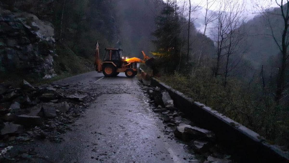 Vremea face ravagii în Alba! Căderea masivă de pietre închide DN 67 C
