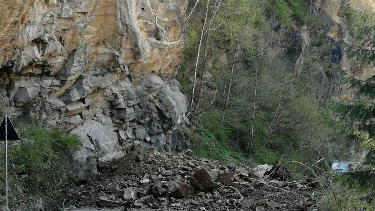 Traficul pe DN 67C, blocat din nou din cauza căderilor de pietre