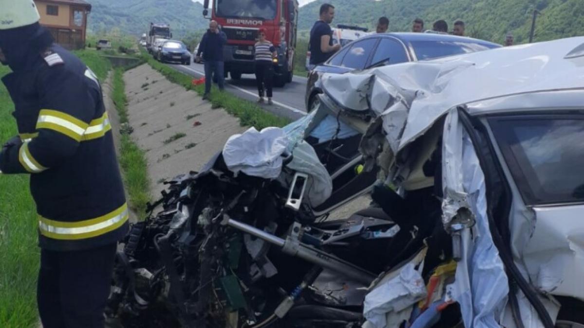 Accident cu două autoturisme, un autobuz și o autoutilitară. O persoană a decedat