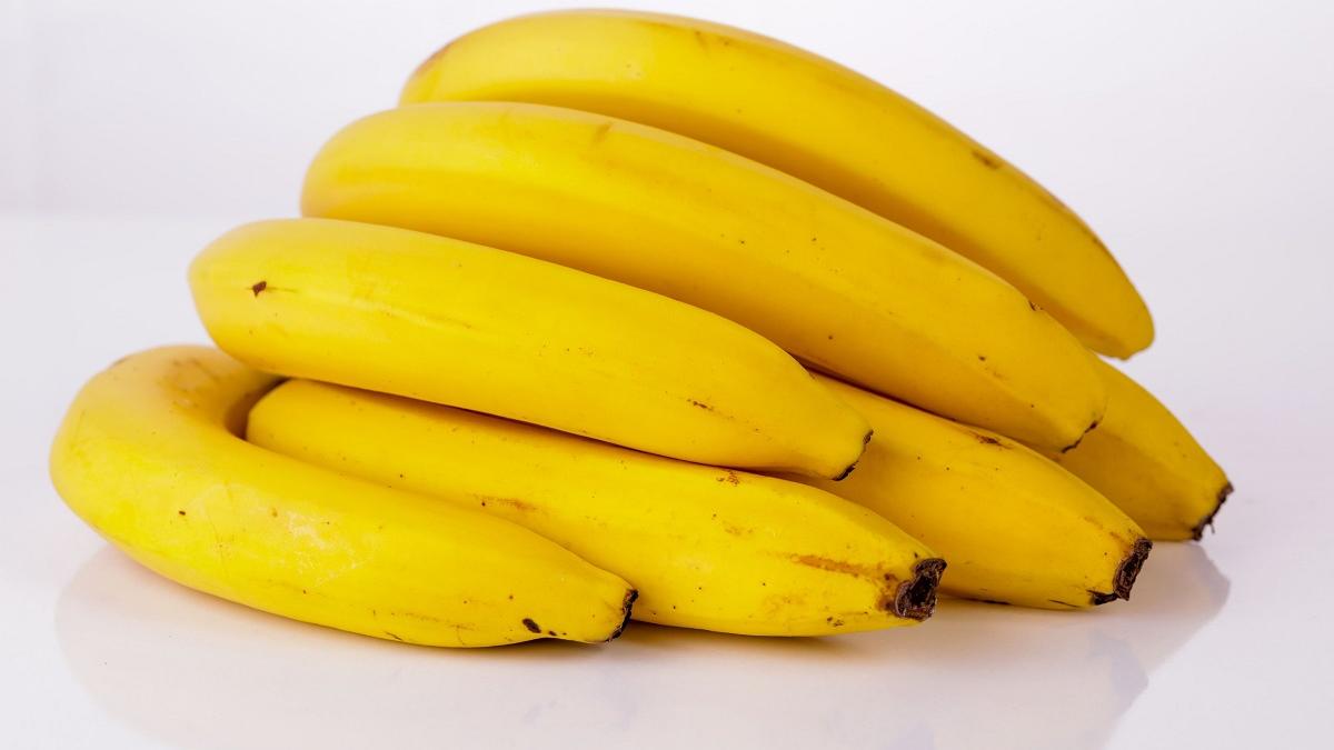 Banană expusă în cadrul unei expoziții de artă, mâncată de un vizitator