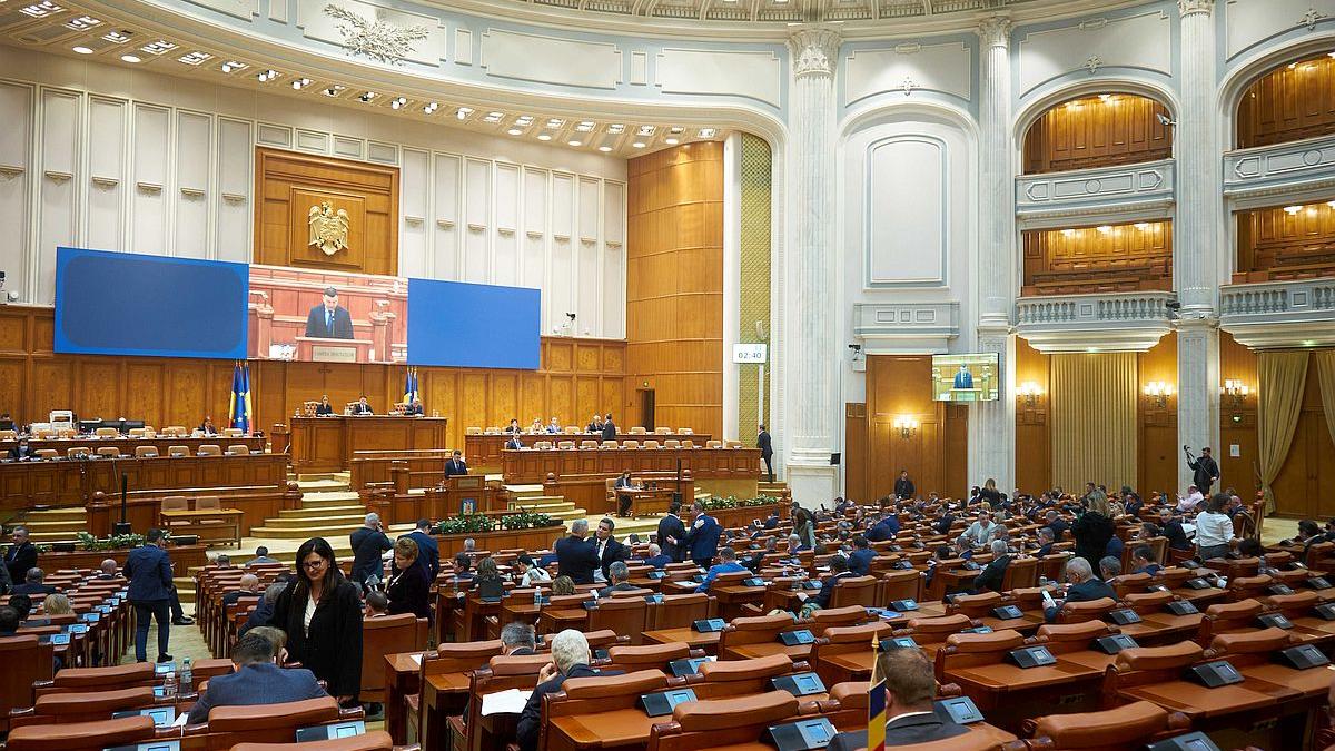 Camera Deputaților cumpără sute de scaune din piele și zeci de măsuțe de cafea