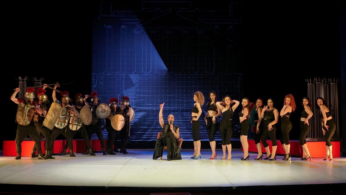 Eveniment pe scena mare a Teatrului Național Iași: premiera pe țară „Lysistrata, dragostea mea” de Matei Vișniec, în regia lui Zalán Zakariás