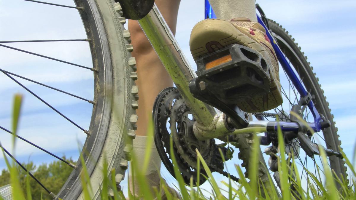 Un copil de 5 ani a căzut cu bicicleta într-un canal cu apă și a murit