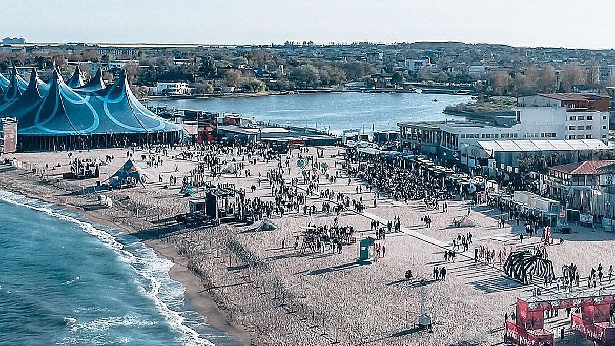 Fițe, festivaluri și metode de făcut praf la mare
