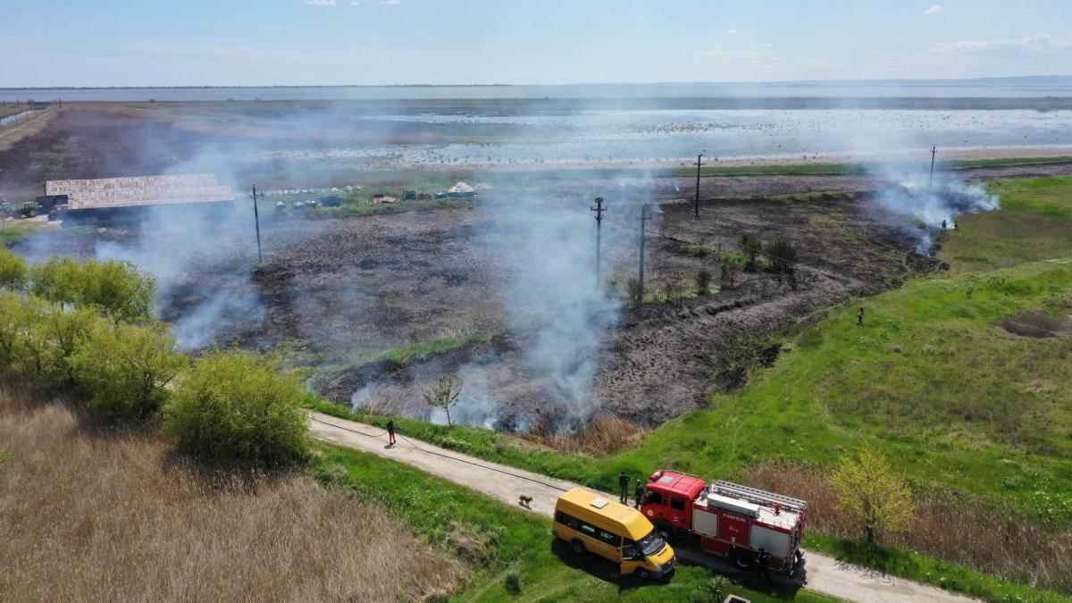 Incendiu de vegetație stuficolă din incinta unei ferme piscicole în apropiere de Sarinasuf
