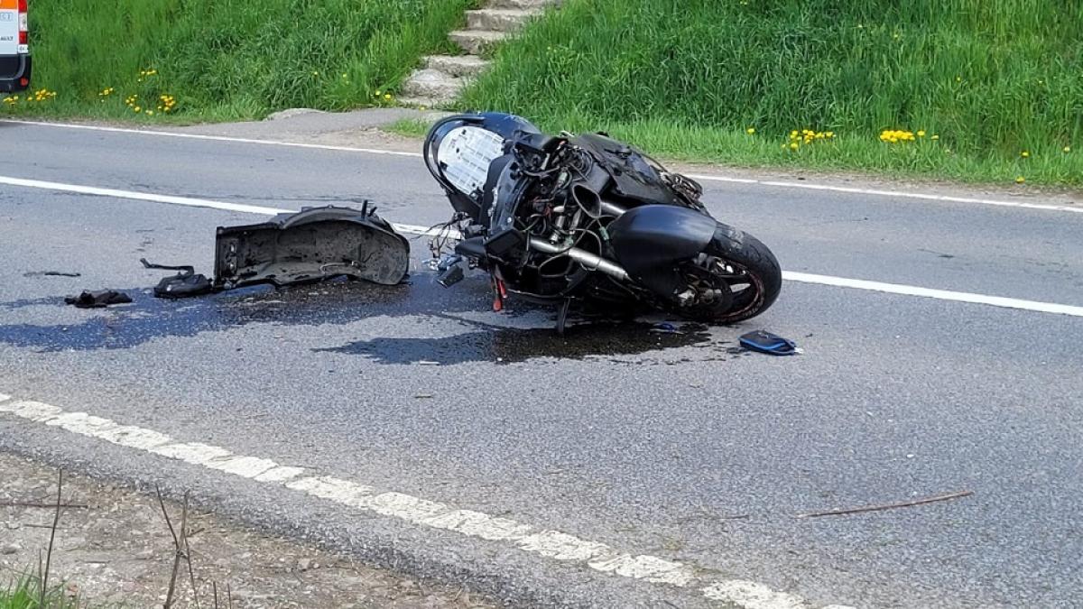 Motociclist, grav rănit într-un accident