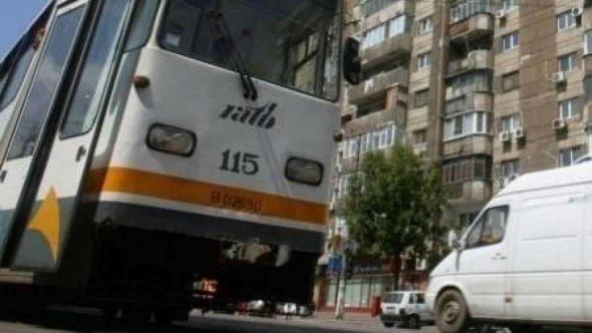 Linia 41, blocată o oră. Un bucureștean a căzut pe linia de tramvai, după ce i s-a făcut rău