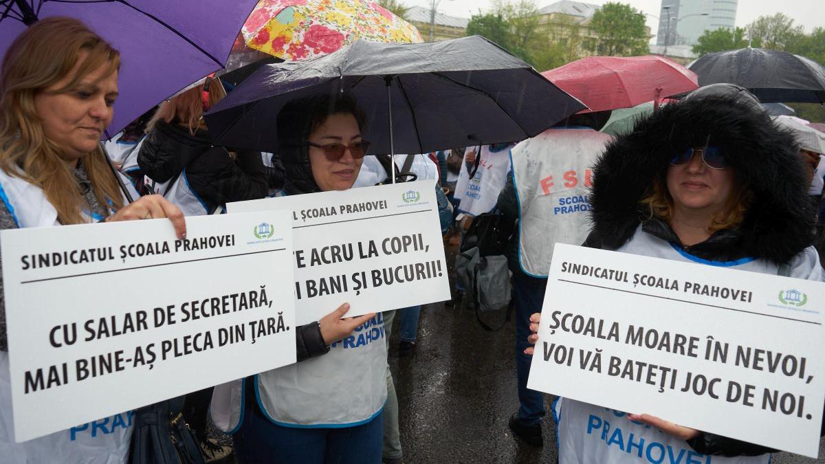 Guvernul face economie, alungând 6.000 de profesori