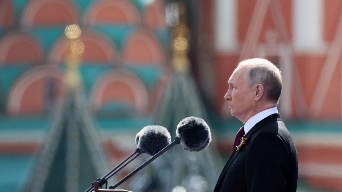 Realitate paralelă: Putin le vinde rușilor iluzii, la o paradă cu un singur tanc și fără avioane