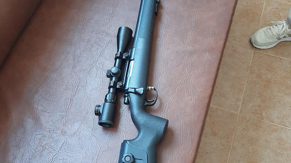 Un elev de 7 ani din Constanța a mers la școală cu o armă cu lunetă de tip airsoft