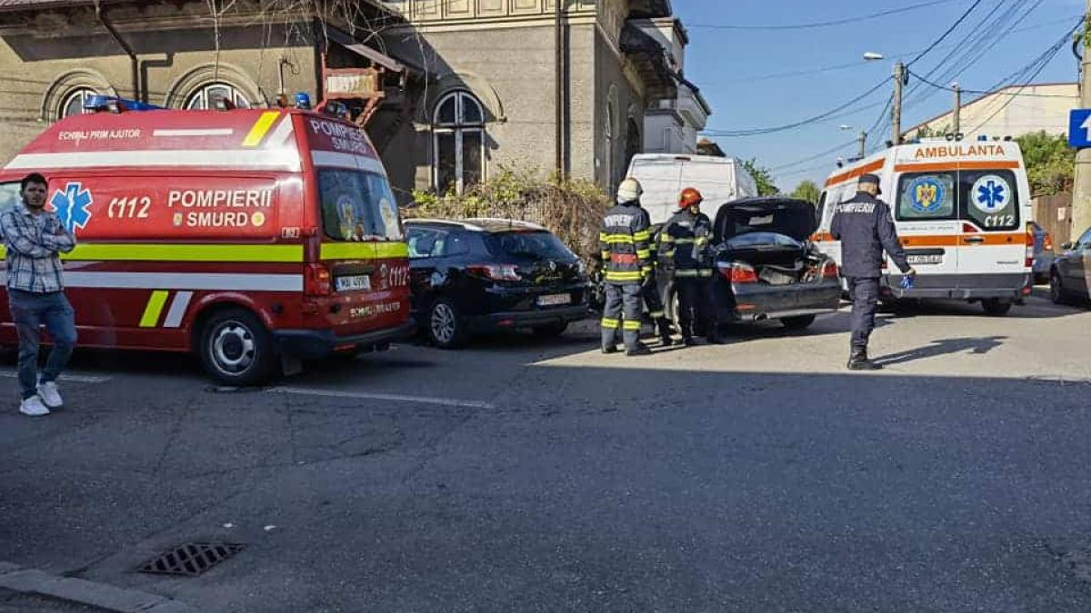 Trei mașini parcate, avariate după un accident între alte două autoturisme la Ploiești